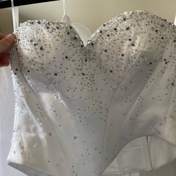 Wedding Dress - Picture 4 of 6